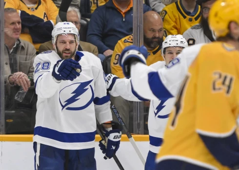 Latvijas uzbrucējs Zemgus Girgensons gūst divus vārtus "Lightning" uzvarā pār "Predators". 