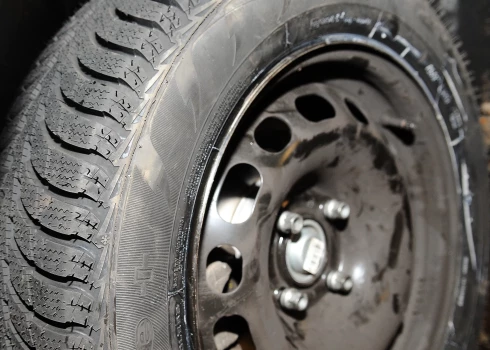 Aicina nekavēties ar riepu nomaiņu. 