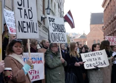 Pie Saeimas protestēs pret Latvijas izstāšanos no Stambulas konvencijas