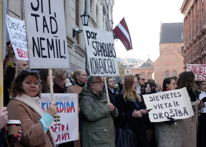 Pie Saeimas protestēs pret Latvijas izstāšanos no Stambulas konvencijas