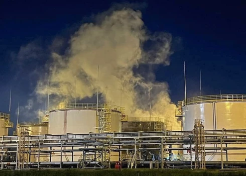 Ukraiņu lidrobotu uzlidojumi izraisa ugunsgrēkus Krievijas naftas pārstrādes un ķīmijas uzņēmumos.