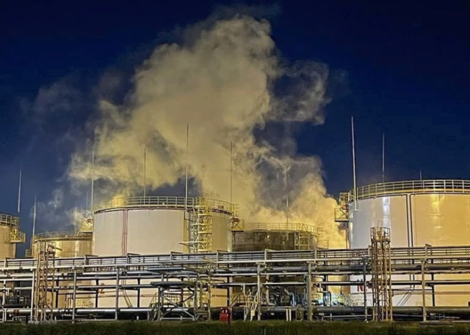 Ukraiņu lidrobotu uzlidojumi izraisa ugunsgrēkus Krievijas naftas pārstrādes un ķīmijas uzņēmumos