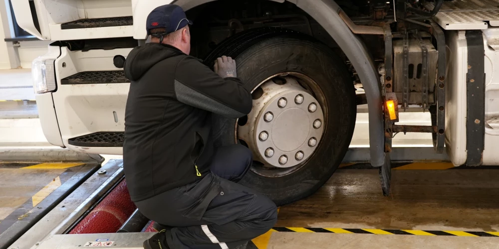 Водителям советуют следить за прогнозом погоды и уже сейчас устанавливать зимние шины, не дожидаясь обязательного срока.