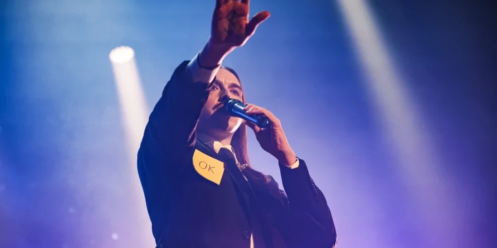 Igauņu reperis Rīgā godina Latvijas mūziku ar negaidītu izvēli.