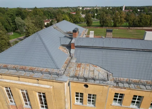 Cēsu Valsts ģimnāzijā pagājušajā mēnesī sāka un tagad pabeigti jumta atjaunošanas darbi