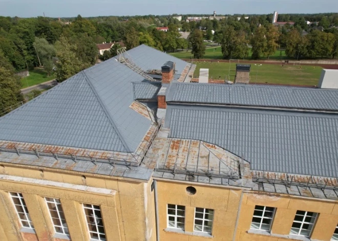 Cēsu ģimnāzija par vairāk nekā 36 tūkstošiem tikusi pie jauna jumta