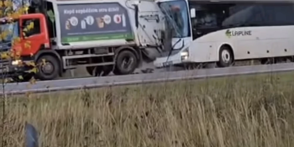 Mārupes novadā sadūrušies atkritumu vedējs un autobuss. 