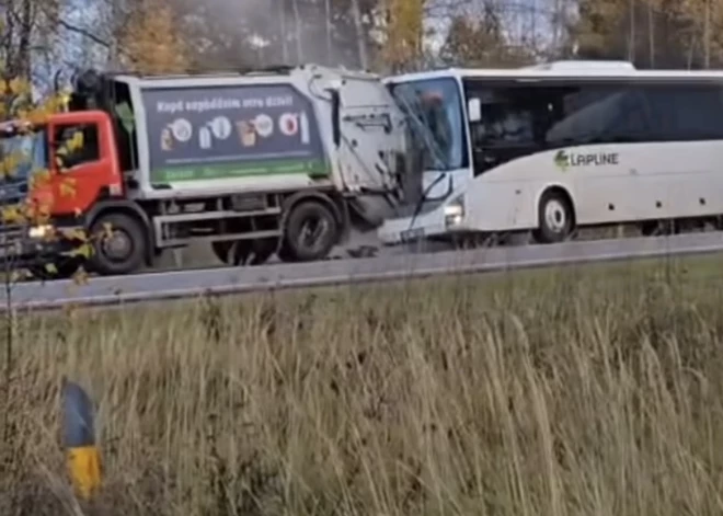 VIDEO: Mārupes novadā avarējis atkritumu vedējs un autobuss