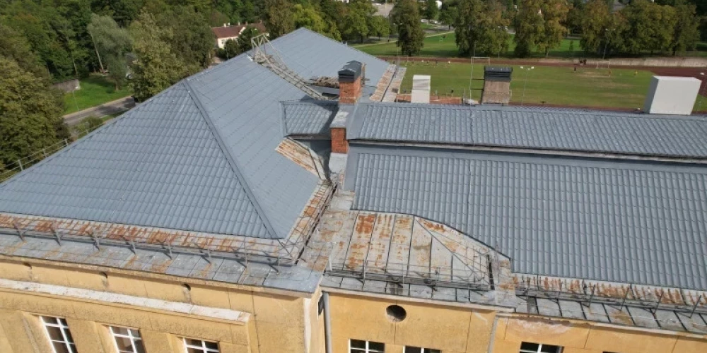 Работы по ремонту крыши Цесисской государственной гимназии начались в прошлом месяце и уже завершены.