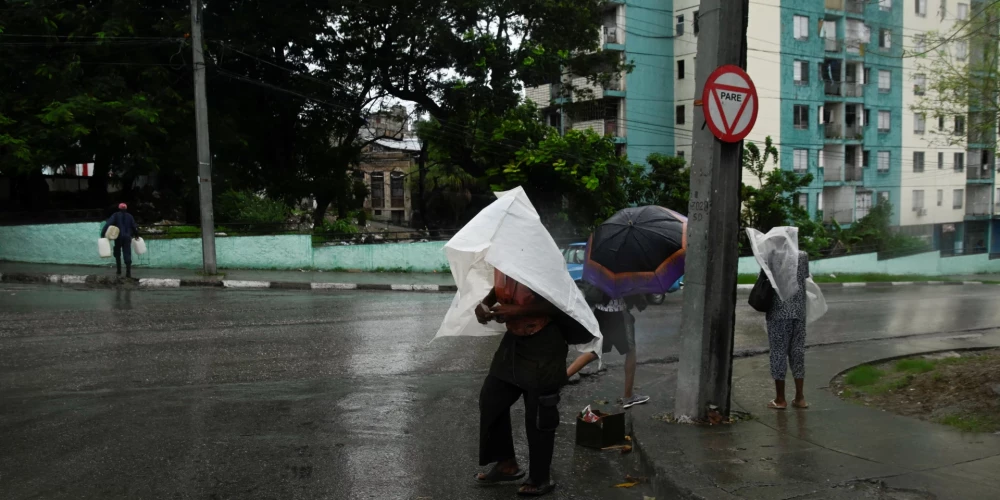 Viesuļvētra "Melisa" sasniegusi Kubu. 