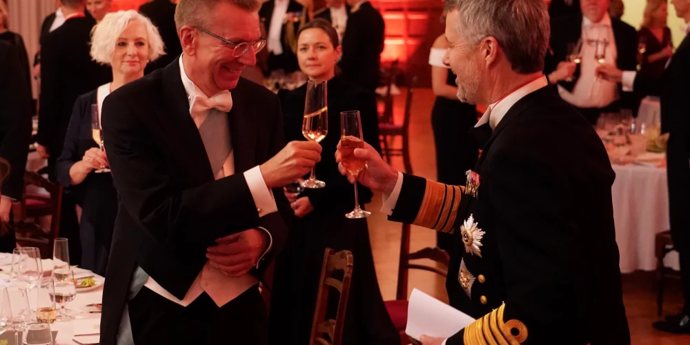 Dānijas karalis Frederiks X (no labās) un Valsts prezidents Edgars Rinkēvičs piedalās Latvijas valsts prezidenta rīkotajās valsts vakariņās par godu Dānijas karaļpāra valsts vizītei Latvijā.