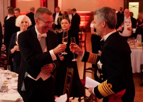 Dānijas karalis Frederiks X (no labās) un Valsts prezidents Edgars Rinkēvičs piedalās Latvijas valsts prezidenta rīkotajās valsts vakariņās par godu Dānijas karaļpāra valsts vizītei Latvijā.