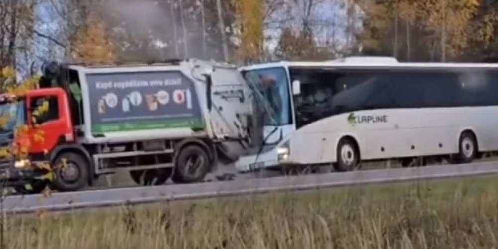 В Марупском крае столкнулись мусоровоз и автобус.