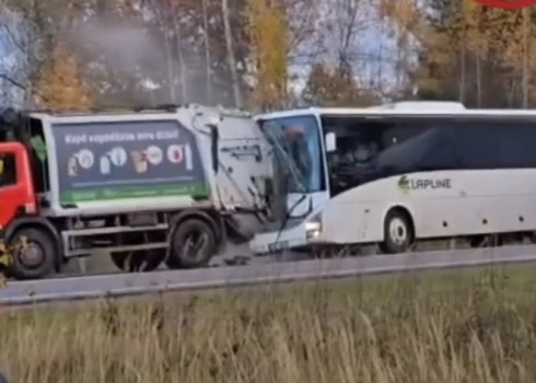 В Марупском крае столкнулись мусоровоз и автобус.