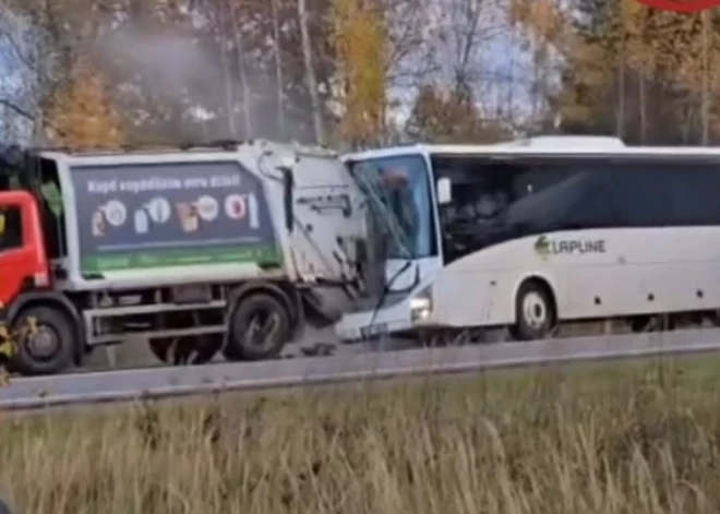 ВИДЕО: в Марупском крае столкнулись мусоровоз и автобус
