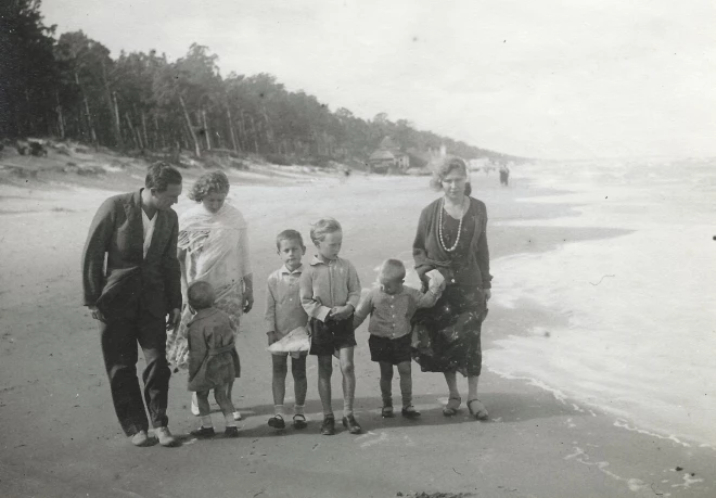 Jūrmala – Teodors, Elvīra, Armands (priekšā), Raimonds, Ilmārs, Anastasija. 1933. gads.