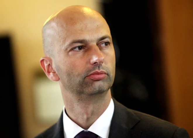 Виноват не премьер? Прокуратура назвала ответственного за "дорогие полеты" Кариньша