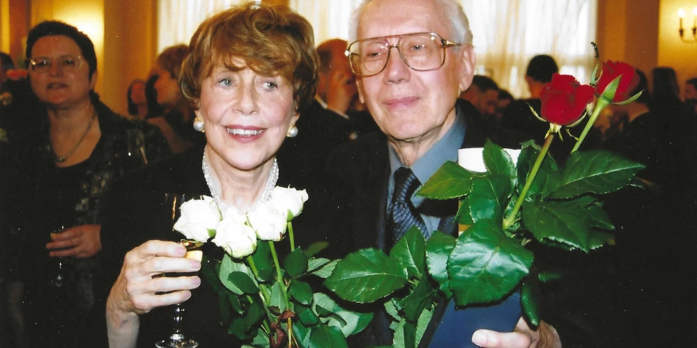 Raimonds Staprāns (1926) ir latviešu izcelsmes ASV gleznotājs un rakstnieks.