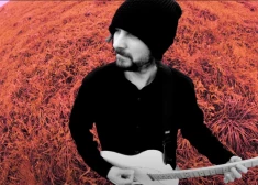 Roka un repa duelis ar MTV laikmeta noskaņu - jaunā dziesmā apvienojas Detlefs un Ozols