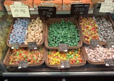 FOTO: vai esi gatavs Halovīniem? Saldumu un citu kārumu cenas Centrāltirgū