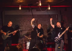 FOTO: liepājniekus ar sirsnīgu, jaudīgu un romantisku koncertu saviļņo grupa "Tumsa"