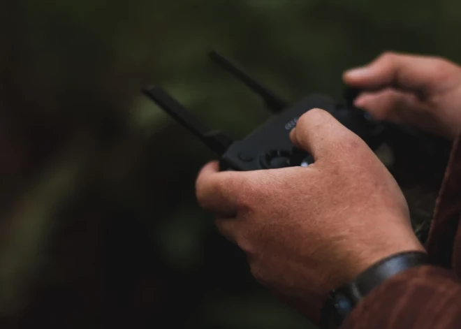 Beļģijā virs militārās bāzes manīti droni. Aizsardzības ministrs norāda, ka tos nelidināja amatieri