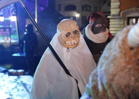 Latviešu mutvārdu folklora ir pārbagāta ar baisi spokainiem tēliem un šausmu stāstiem.