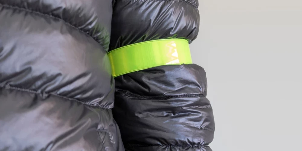 Visgrūtāk krēslas, vakara un nakts stundās pamanāmi tumšā apģērbā tērpušies gājēji, tāpēc labāk izvēlēties košas drēbes un lietot atstarotājus.