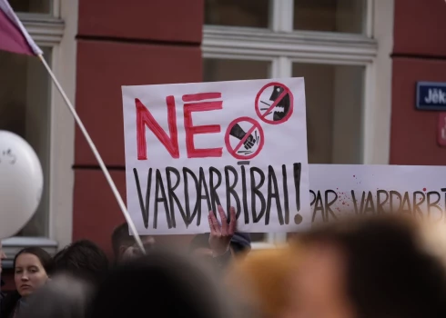 2. oktobrī virkne NVO pie Saeimas protestē pret izstāšanos no Stambulas konvencijas.
