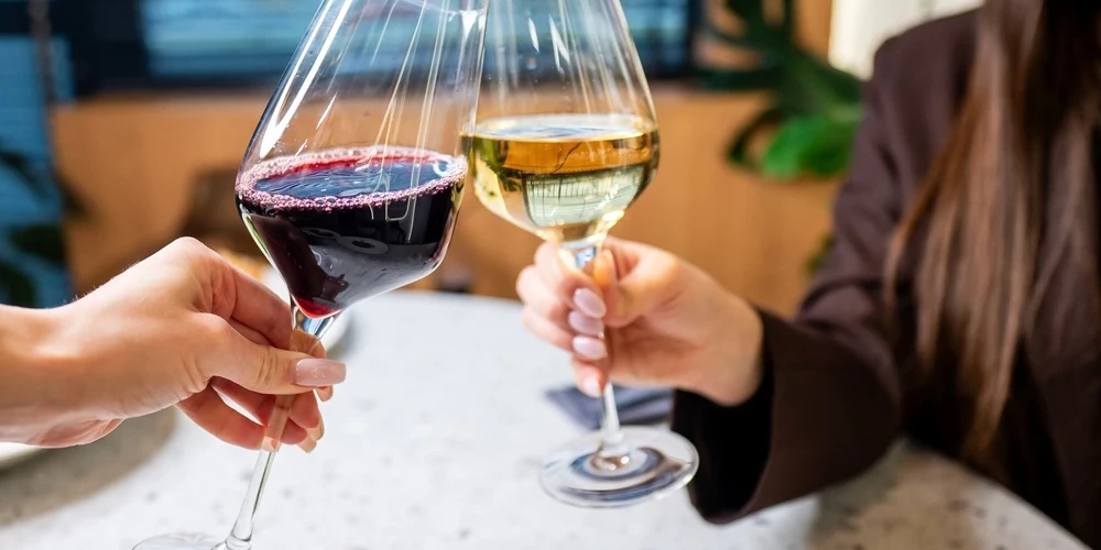 Lai nebūtu vilšanās, ir vērts ņemt vērā divas lietas - pirmkārt, lasīt, kas rakstīts uz etiķetes; otrkārt, atcerēties, ka vīns maksā vīna cenu arī tad, ja “grēcīgie” alkohola procenti no tā ir izkūpināti gaisā.