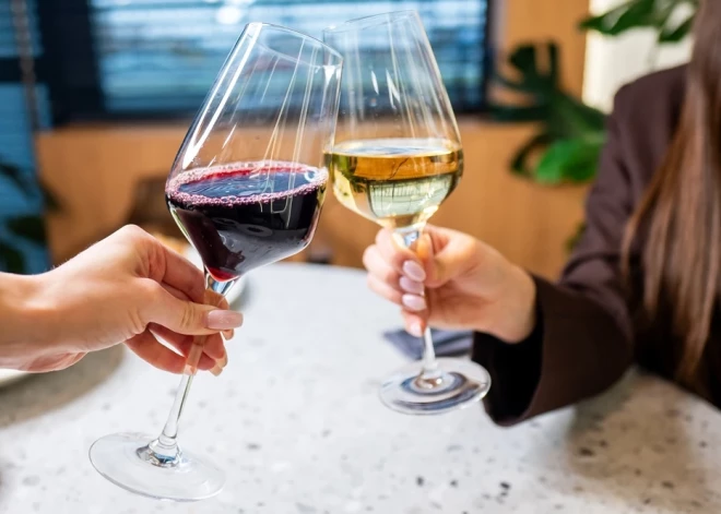 Arvien populārāki kļūst bezalkoholiskie vīni, bet - vai tas tiešām ir vīns vai gāzēts "pļumpūdens"? Skaidro vīnzinis Jānis Kaļķis