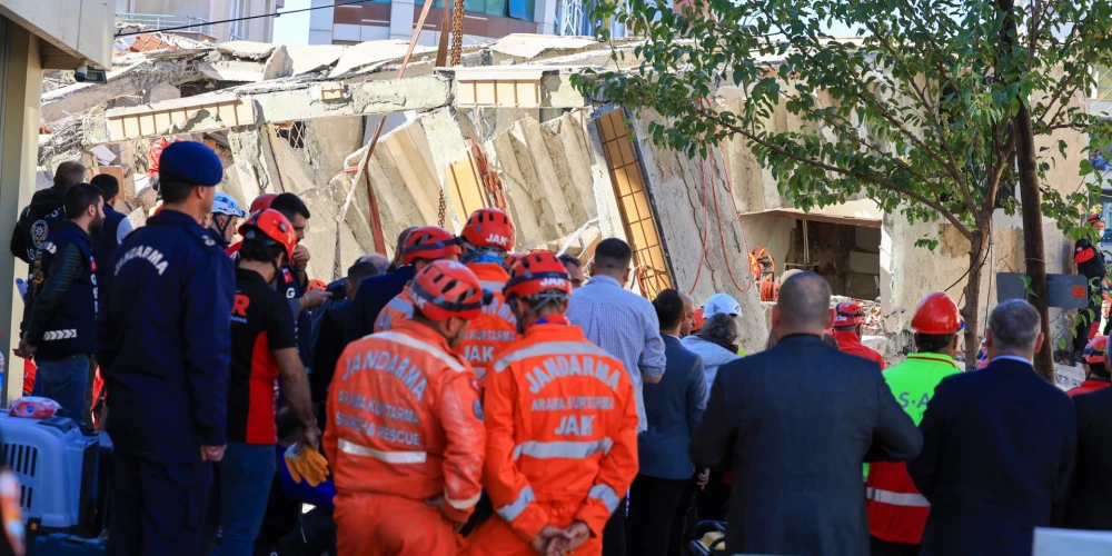 Ugunsdzēsēji un glābēji meklē gruvešos iesprostotos cilvēkus pēc dzīvojamās ēkas sabrukšanas Gebzē, Turcijā, 2025. gada 29. oktobrī.