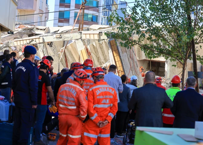 Traģēdija Turcijā: sabrūkot septiņstāvu ēkai, divi bojāgājušie