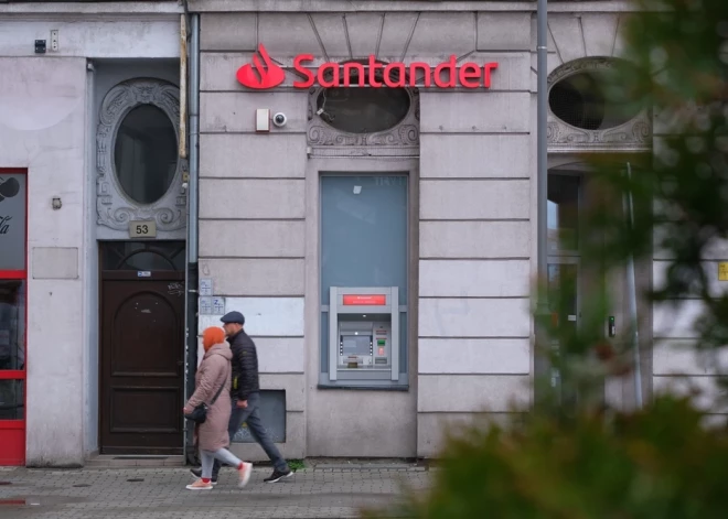 Polijā notikusi vērienīga ielaušanās bankomātos: apzagti apmēram 500 bankas klientu