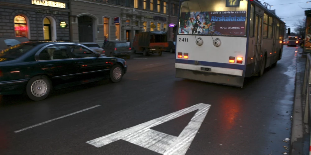 Sabiedriskā transporta josla.