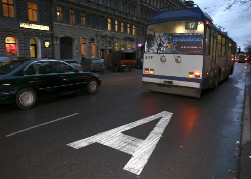 Sabiedriskā transporta josla.