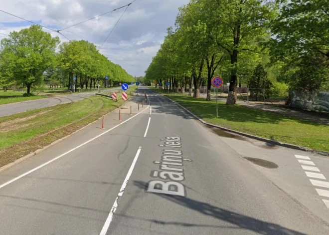 На улице Бариню обустраивают полосу для общественного транспорта - движение станет однополосным