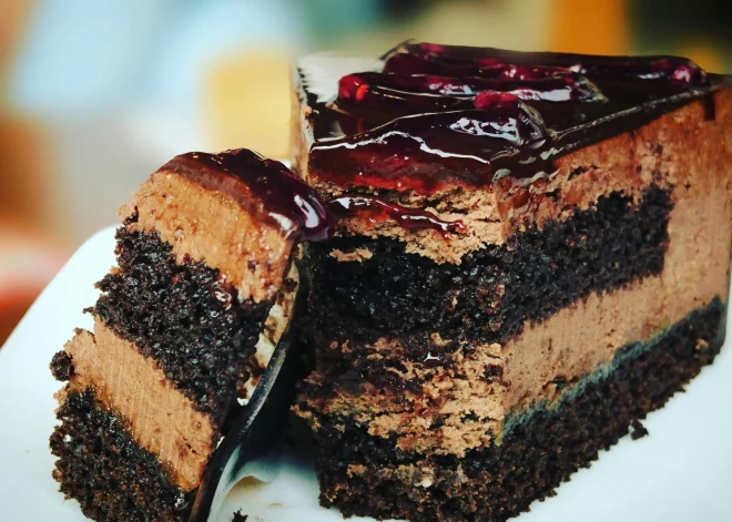 25 gadu laulība beidzas... viena kūkas gabaliņa dēļ. Kas īsti notika?