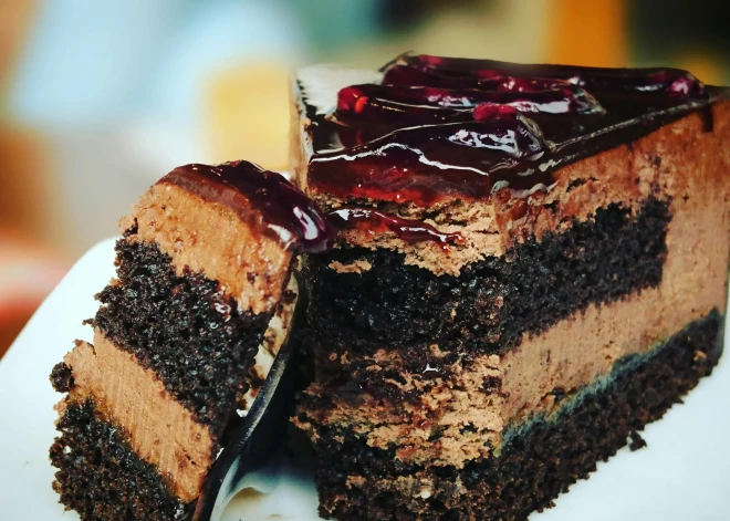 25 gadu laulība beidzas... viena kūkas gabaliņa dēļ. Kas īsti notika?