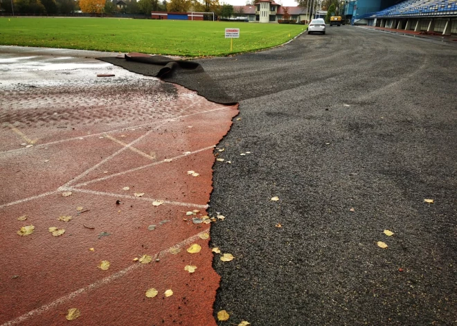 Rekonstrukcijas laikā tiks: demontēts esošais segums un tā pamatne, izbūvēta jauna lietus ūdens novadīšanas sistēma un izveidoti vieglatlētikas sektori, kas atbildīs starptautiskiem standartiem.