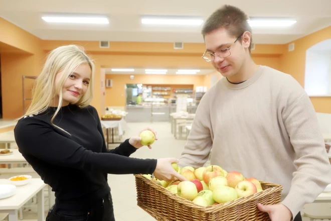 Vecāko klašu skolēni labprāt ēd gan augļus, gan dārzeņus, ābolus ar prieku grauž arī mazākie. 