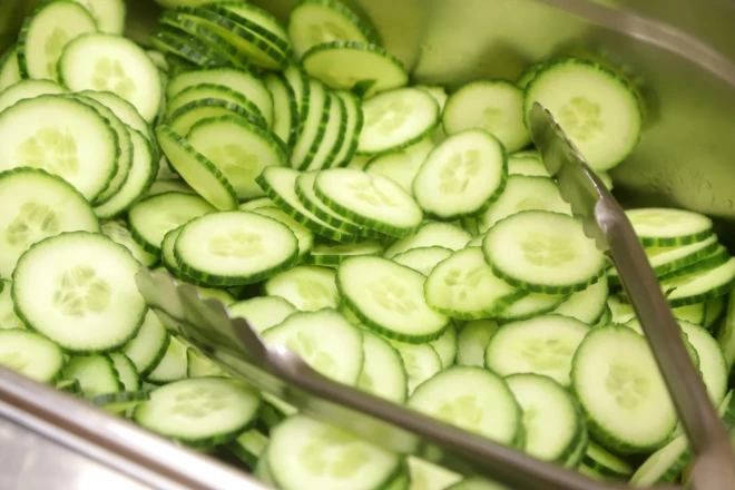 Viens no saprātīgākajiem veidiem, kā bērniem piedāvāt dārzeņus, ir tos nesamaisīt ar citiem, bet servēt atsevišķi bez mērcēm un piedevām. 