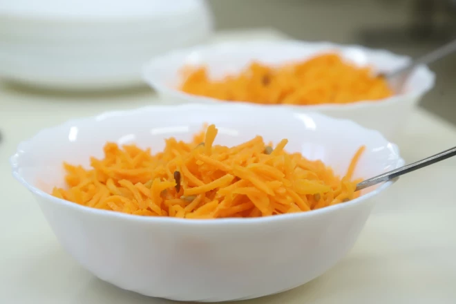 Burkānu bļodiņa uz galda – labs našķis pie pusdienām. 