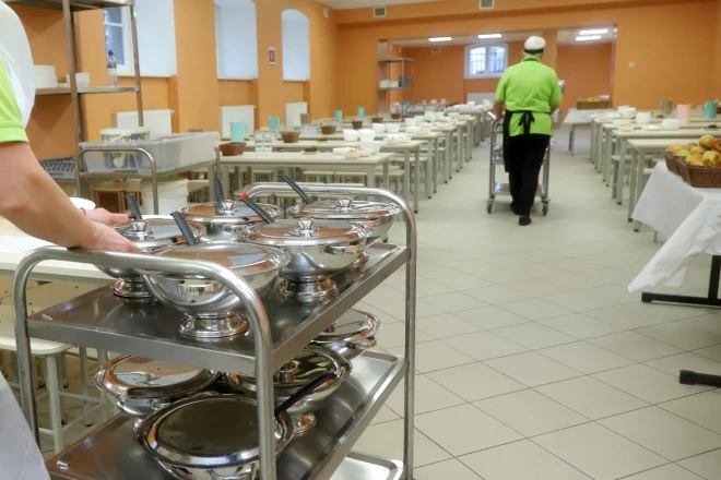 Natālijas Draudziņas vidusskolā pieejamas gan kompleksās pusdienas, gan iespēja izvēlēties pašam savu porciju. Par to gan vecākiem jāpiemaksā. 