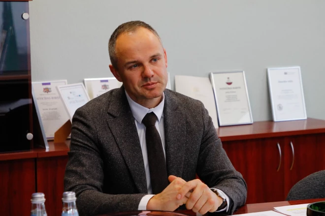 Zemkopības ministrijas valsts sekretāra vietnieks Juris Zīvarts atzīst, ka mērķim nodrošināt Latvijas skolas ar veselīgiem Latvijā audzētiem produktiem ir arī personiski iemesli – kā citādi bērniem acīs skatīties? 