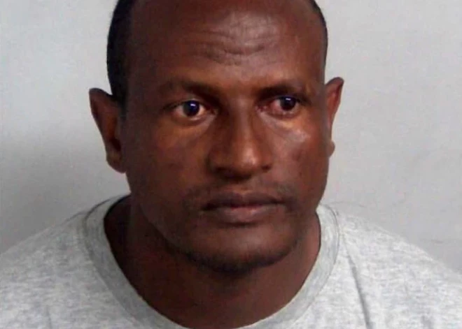 Seksuālais varmāka no Etiopijas, kurš kļūdas pēc tika atbrīvots no cietuma, deportēts uz savu dzimteni