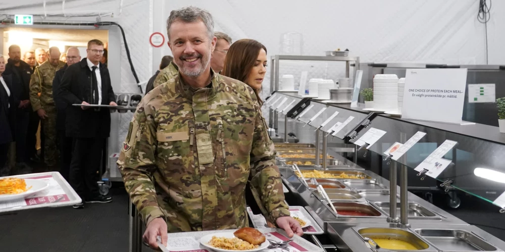 Dānijas karalis Frederiks X (priekšplānā) un karaliene Mērija vizītes laikā Ādažu militārajā bāzē.