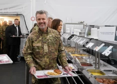 FOTO: Dānijas karalis militārajā formā sveic Ādažu militārās bāzes karavīrus un izmēģina ēdienkarti