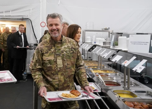 Dānijas karalis Frederiks X (priekšplānā) un karaliene Mērija vizītes laikā Ādažu militārajā bāzē.