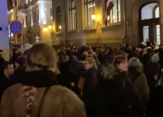Vairāki tūkstoši iedzīvotāju pie Saeimas protestē pret izstāšanos no Stambulas konvencijas. VIDEO